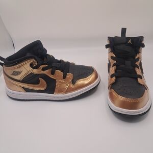 Nike Kids Black and Gold Sneakers